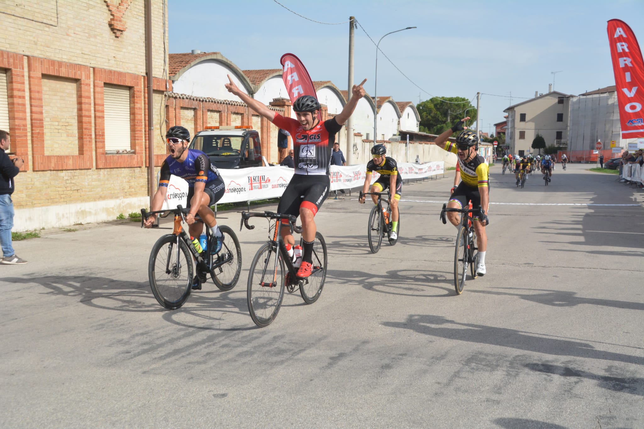 ciclismo_amatori_fermo_la_vittoria_di_paolo_tot.jpg