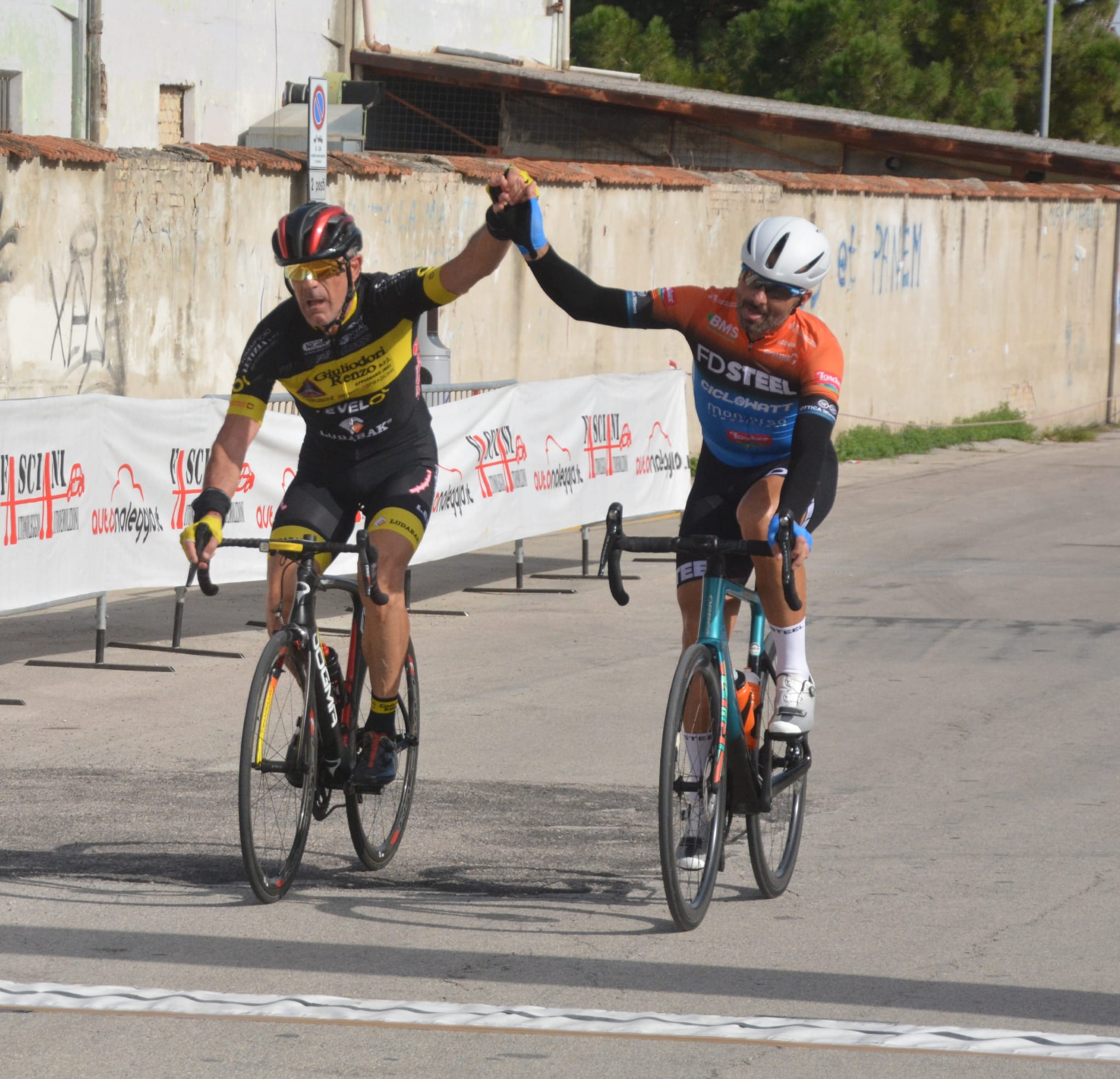 ciclismo_amatori_fermo_larrivo_della_seconda_gara.jpg